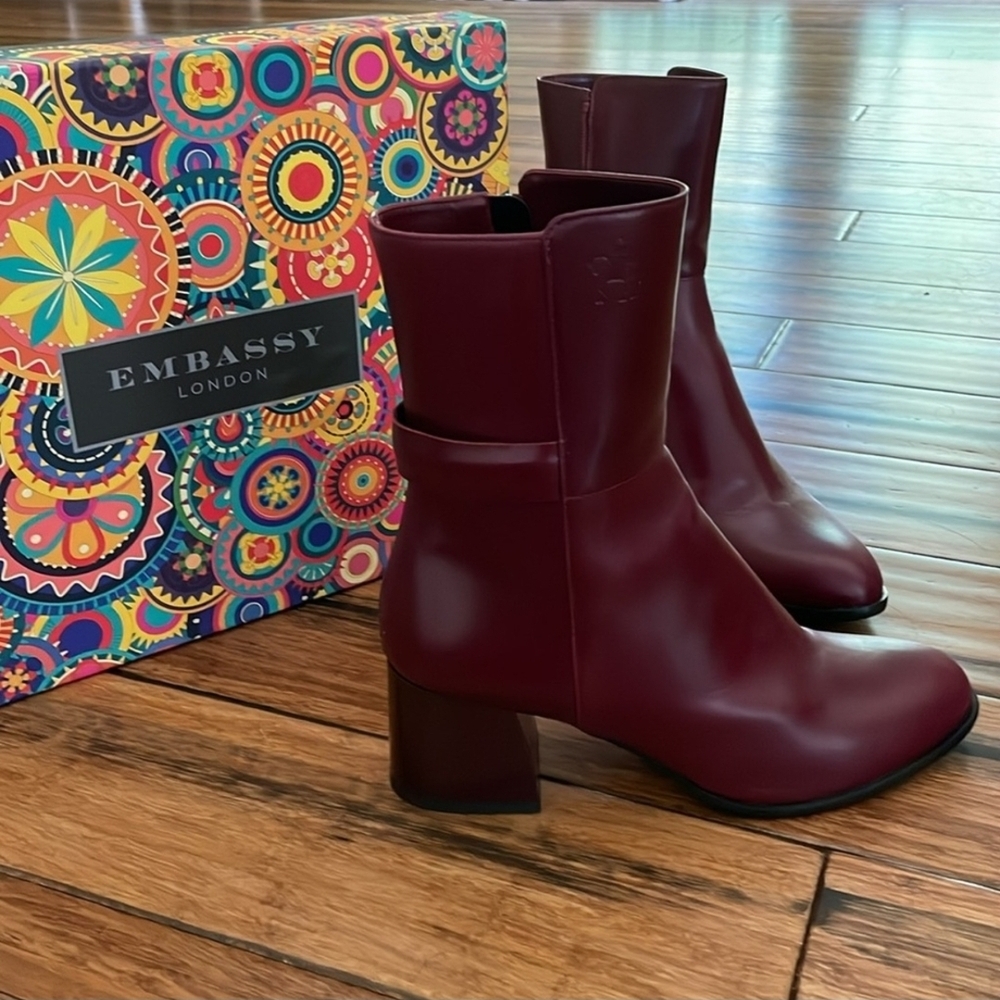 😍 Red Heeled Chelsea Boots with Block Heel